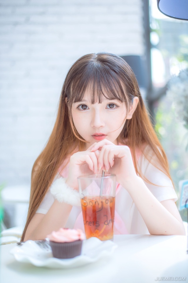 血腥的气息弥漫在躁动的空气里，关羽手中的青龙刀已经不知斩杀了多少敌人的首级，带着数十名校刀手死死地捍卫着一段城墙，荆州军能够攻上城墙的机会不多，所以一旦攻上城墙，原本如同绵羊一般温驯的荆州军，会瞬间化身成为最凶恶的豺狼虎豹。